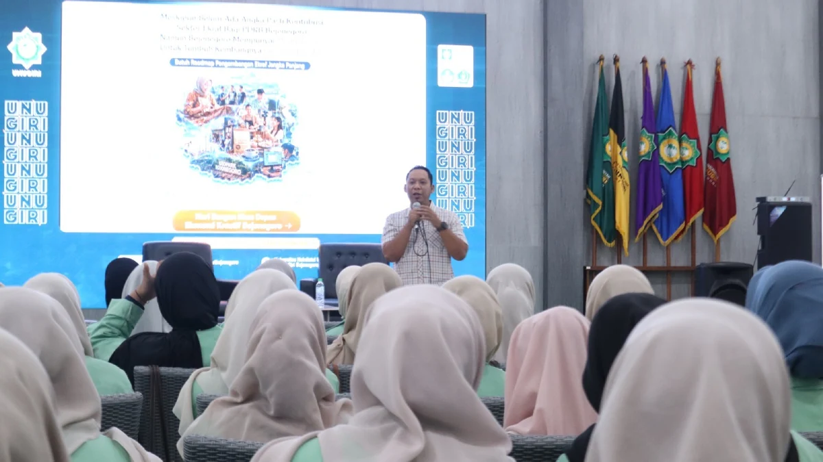 Ketua Komite Ekraf Bojonegoro Mochammad Alfianto memberikan pembekalan kepada mahasiswa KKN UNUGIRI Bojonegoro tentang pemberdayaan desa berbasis ekonomi kreatif.