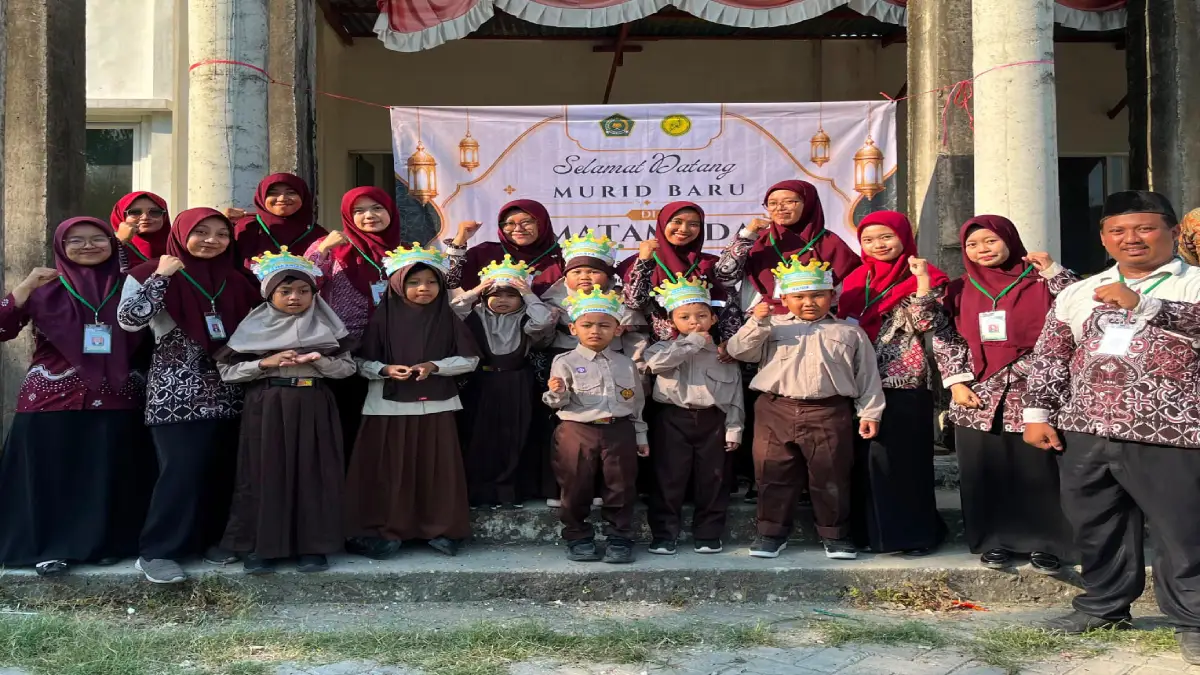 Murid baru dan para guru MI Modern El Azmi Bojonegoro berfoto bersama pada penutupan MATAMUDA Tahun Ajaran 2026/2027.