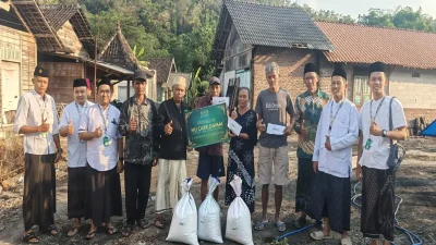 Pengurus MWCNU dan LAZISNU Temayang menyerahkan bantuan kepada korban kebakaran di Dusun Tretes Desa Kedungsumber Kecamatan Temayang Bojonegoro.