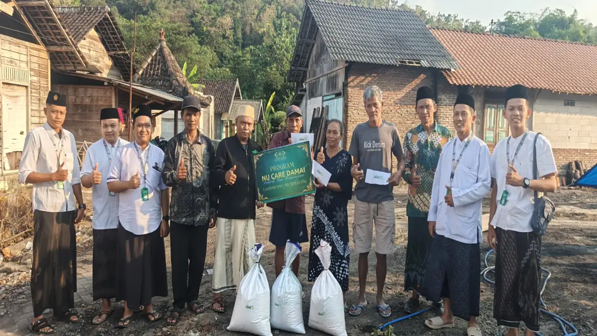 Pengurus MWCNU dan LAZISNU Temayang menyerahkan bantuan kepada korban kebakaran di Dusun Tretes Desa Kedungsumber Kecamatan Temayang Bojonegoro.