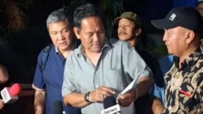 Hotman Paris saat memberikan keterangan kepada awak media sebelum dilaporkan PWI Pusat ke Polda Metro Jaya.