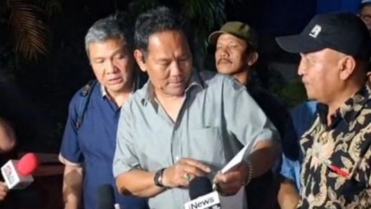 Hotman Paris saat memberikan keterangan kepada awak media sebelum dilaporkan PWI Pusat ke Polda Metro Jaya.