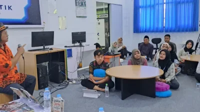 Duta Baca Indonesia Gol A Gong memberikan motivasi menulis kepada mahasiswa dalam acara Bedah Buku Nasional di Perpustakaan Unugiri Bojonegoro.