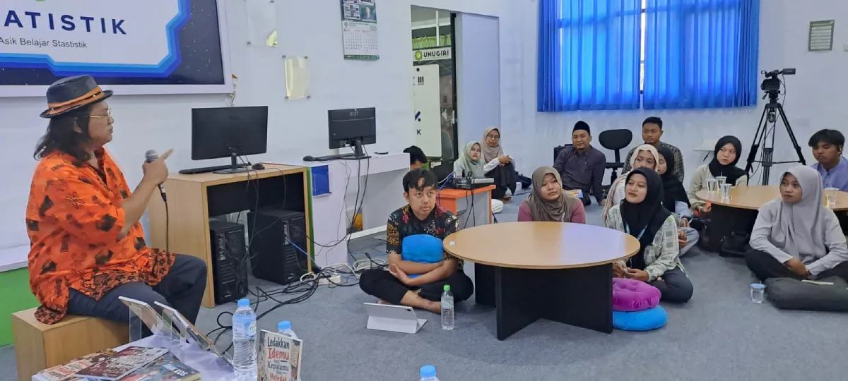 Duta Baca Indonesia Gol A Gong memberikan motivasi menulis kepada mahasiswa dalam acara Bedah Buku Nasional di Perpustakaan Unugiri Bojonegoro.