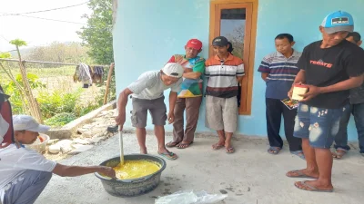 Petani Kelompok Tani Hutan Wono Sekar Makmur 2 mengikuti praktik pembuatan fungisida semi nabati secara mandiri dalam Program Penghijauan 2026 di Kecamatan Sekar, Bojonegoro.