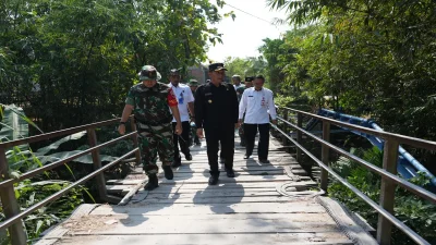 Bupati Bojonegoro bersama Dandim 0813 Bojonegoro meninjau lokasi sasaran fisik TMMD ke-129 di Desa Kesongo, Kecamatan Kedungadem.