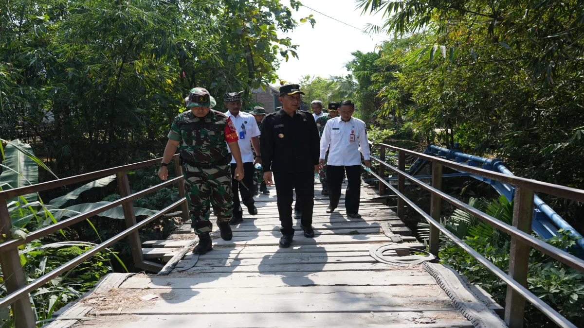 Bupati Bojonegoro bersama Dandim 0813 Bojonegoro meninjau lokasi sasaran fisik TMMD ke-129 di Desa Kesongo, Kecamatan Kedungadem.