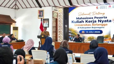 Bupati Bojonegoro Setyo Wahono memberikan sambutan kepada 200 mahasiswa KKN Universitas Airlangga di Ruang Angling Dharma Pemkab Bojonegoro.