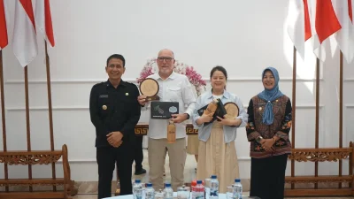 Bupati Bojonegoro Setyo Wahono dan Wakil Bupati Bojonegoro Nurul Azizah berfoto bersama tim asesor UNESCO Global Geopark usai penutupan asesmen lapangan di Gedung Putih Bojonegoro.