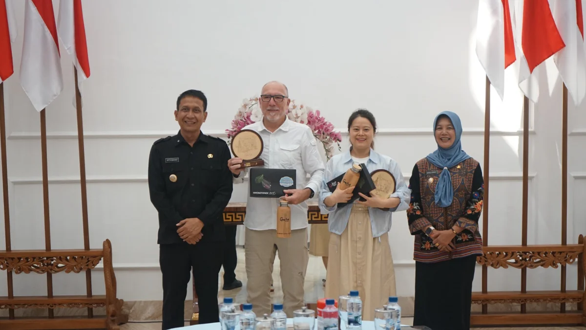 Bupati Bojonegoro Setyo Wahono dan Wakil Bupati Bojonegoro Nurul Azizah berfoto bersama tim asesor UNESCO Global Geopark usai penutupan asesmen lapangan di Gedung Putih Bojonegoro.