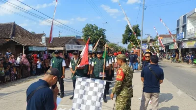 Kader GP Ansor PAC Bubulan mengikuti kegiatan gerak jalan dalam rangka memperingati HUT ke-81 Kemerdekaan RI.