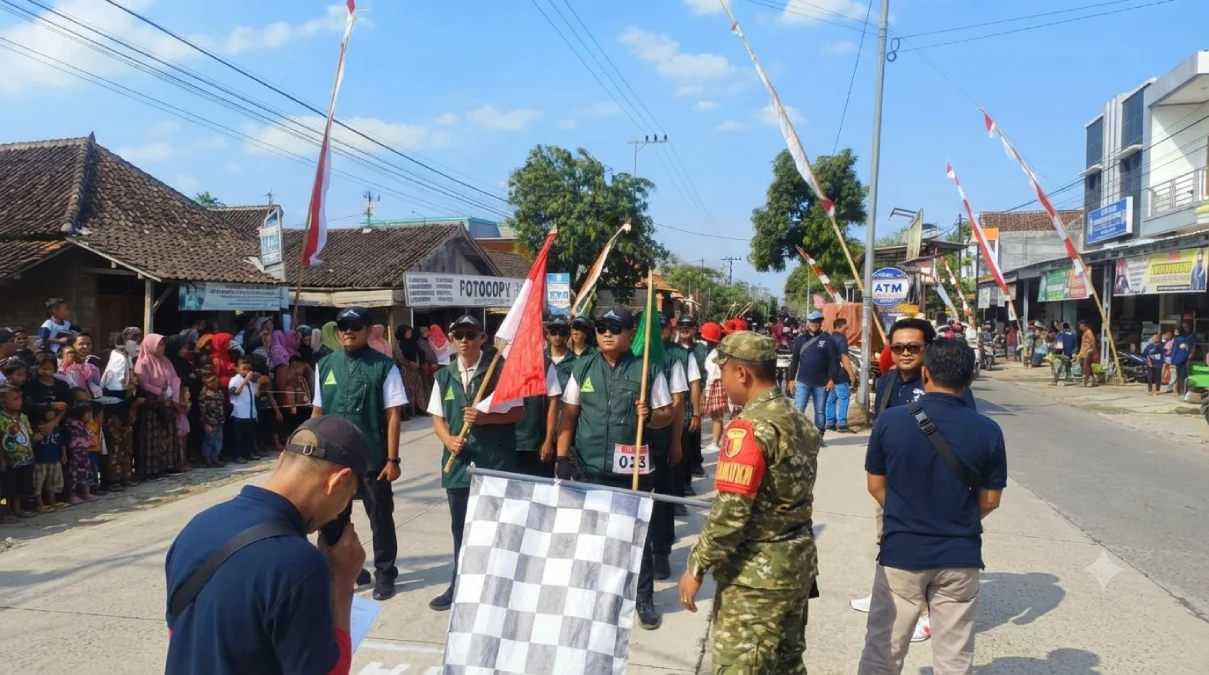 Kader GP Ansor PAC Bubulan mengikuti kegiatan gerak jalan dalam rangka memperingati HUT ke-81 Kemerdekaan RI.