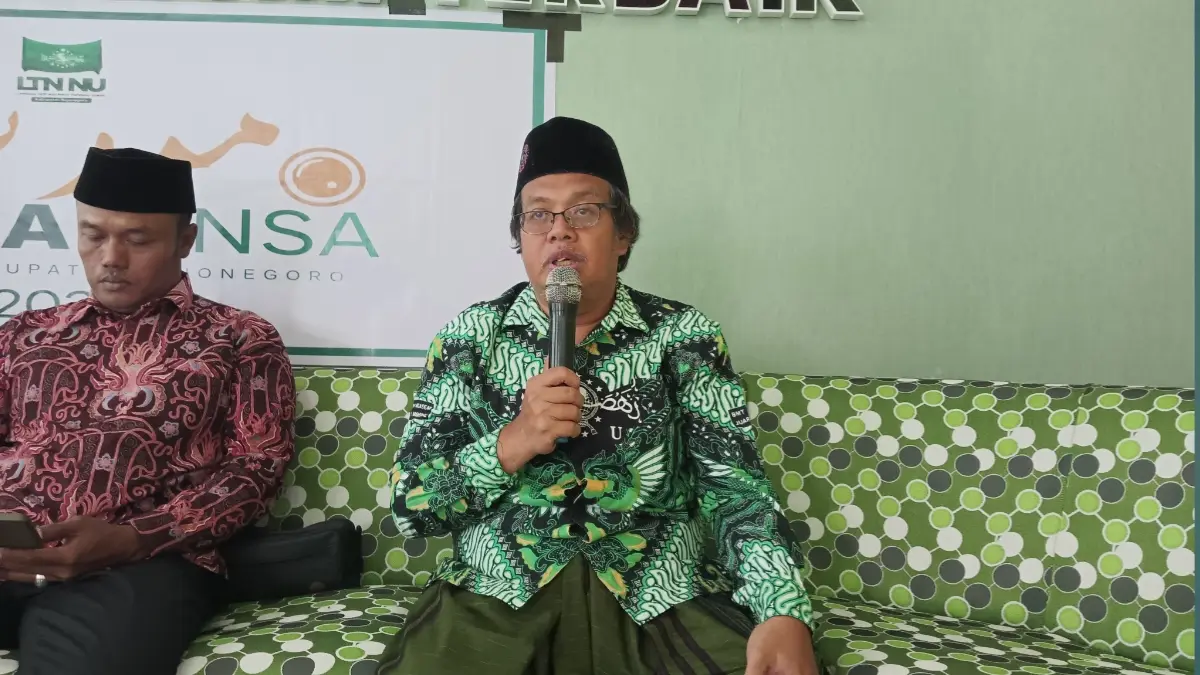 Ketua MWCNU Ngasem KH. Nailin Fauz Misbah memberikan sambutan pada Madrasah Jurnalensa LTNNU Bojonegoro di Aula MWCNU Ngasem.