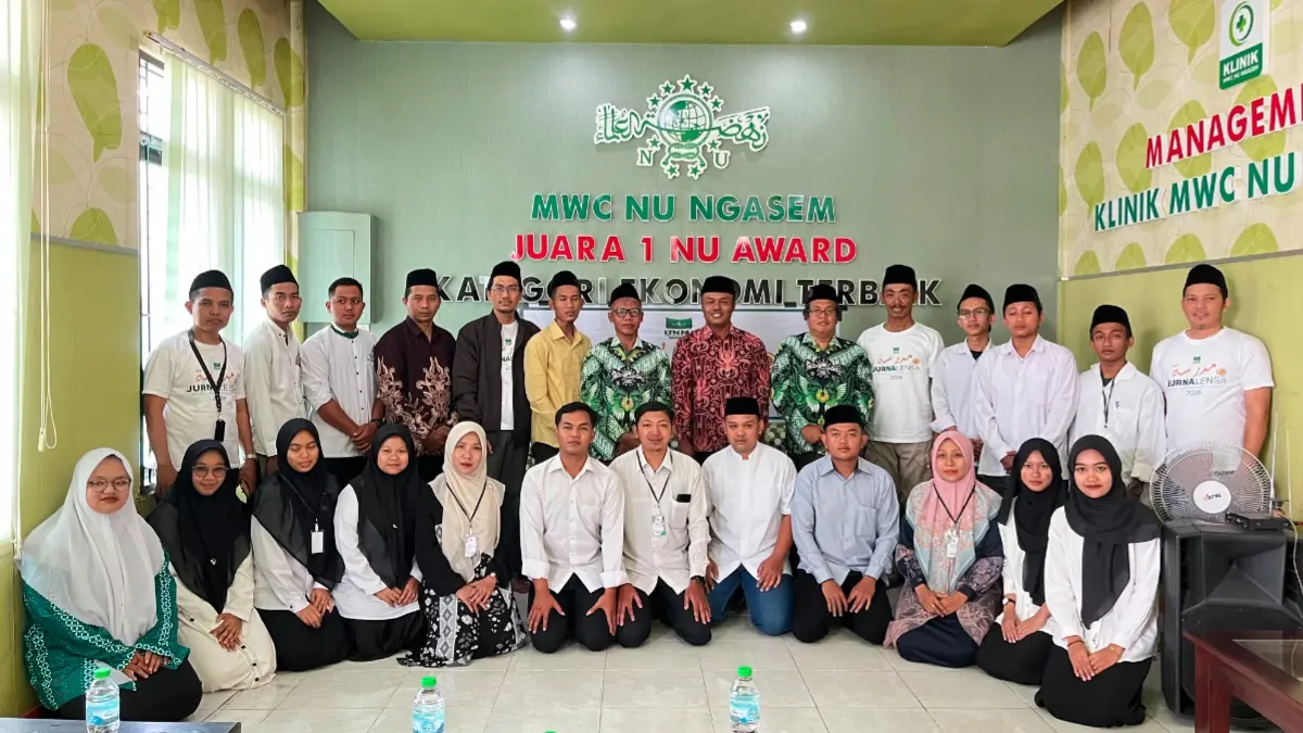 Narasumber, pengurus LTNNU, MWCNU Ngasem, dan peserta Madrasah Jurnalensa LTNNU Bojonegoro berfoto bersama di Aula MWCNU Ngasem.