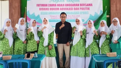 Peserta Majelis Taklim Fatimah Zahra PAC Fatayat NU Trucuk berfoto bersama narasumber usai kegiatan bedah anggaran dan sosialisasi APBDes di Balai Desa Guyangan, Minggu (2/8/2026).