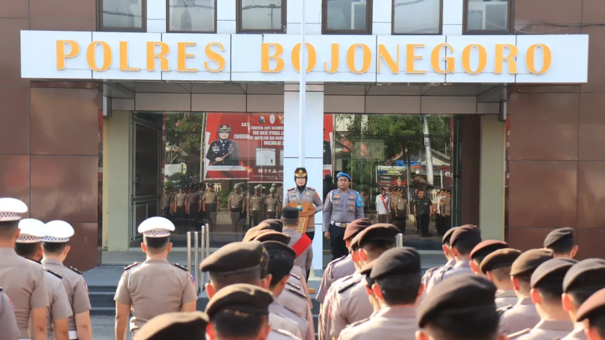 Kapolres Bojonegoro AKBP Yenni Diarty memimpin apel pagi perdana di Mapolres Bojonegoro