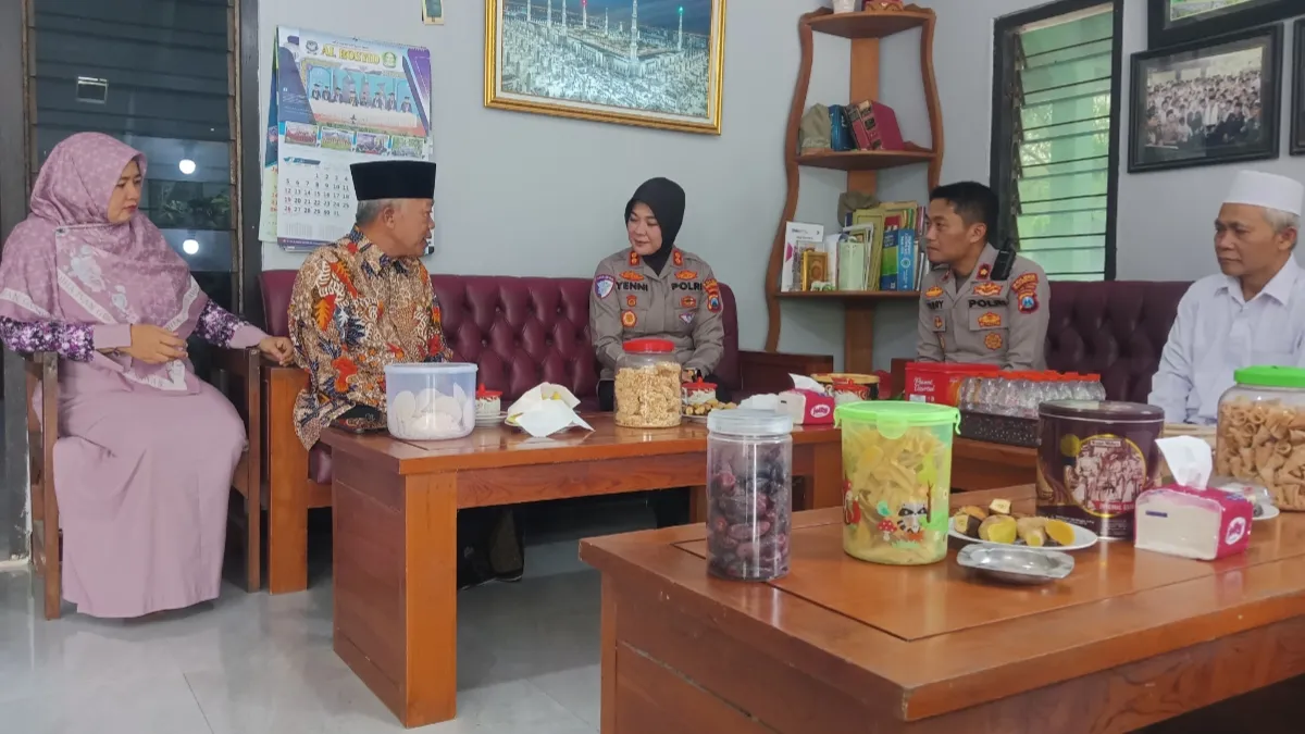 AKBP Yenni Diarty bersilaturahmi dengan Pimpinan Pondok Pesantren Al-Rosyid di Desa Ngumpakdalem, Dander, Bojonegoro.
