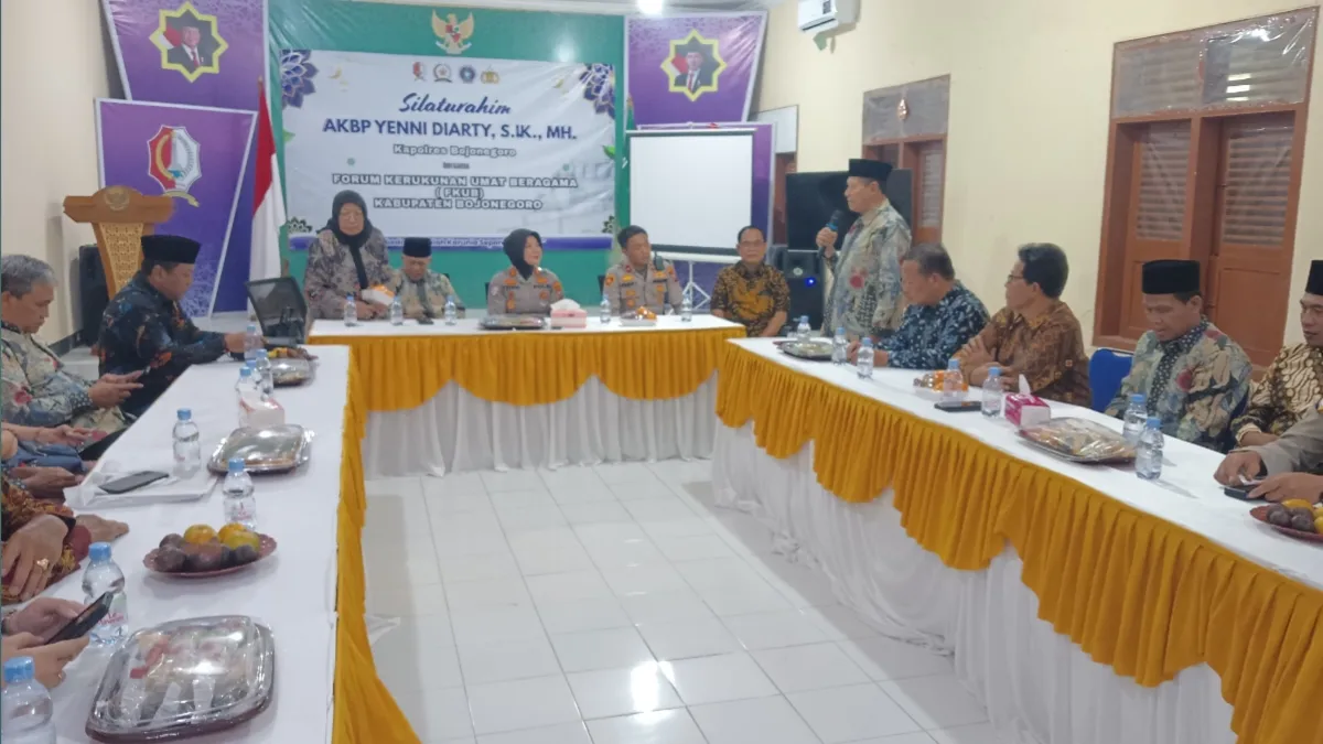Ketua FKUB Bojonegoro Drs. H. Hanafi menyampaikan sambutan saat menerima kunjungan silaturahmi Kapolres Bojonegoro AKBP Yenni Diarty di Kantor FKUB Bojonegoro, Selasa (4/8/2026).