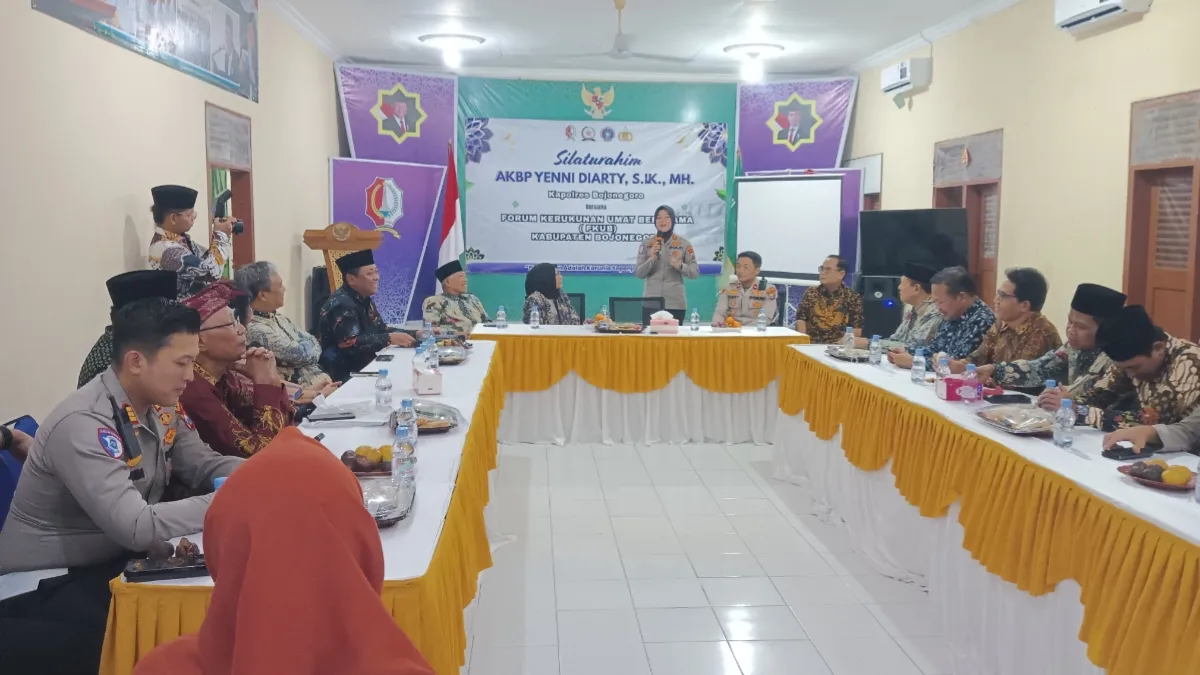 Kapolres Bojonegoro AKBP Yenni Diarty memberikan sambutan saat kunjungan silaturahmi ke Forum Kerukunan Umat Beragama (FKUB) Bojonegoro di Jalan Trunojoyo, Selasa (4/8/2026).