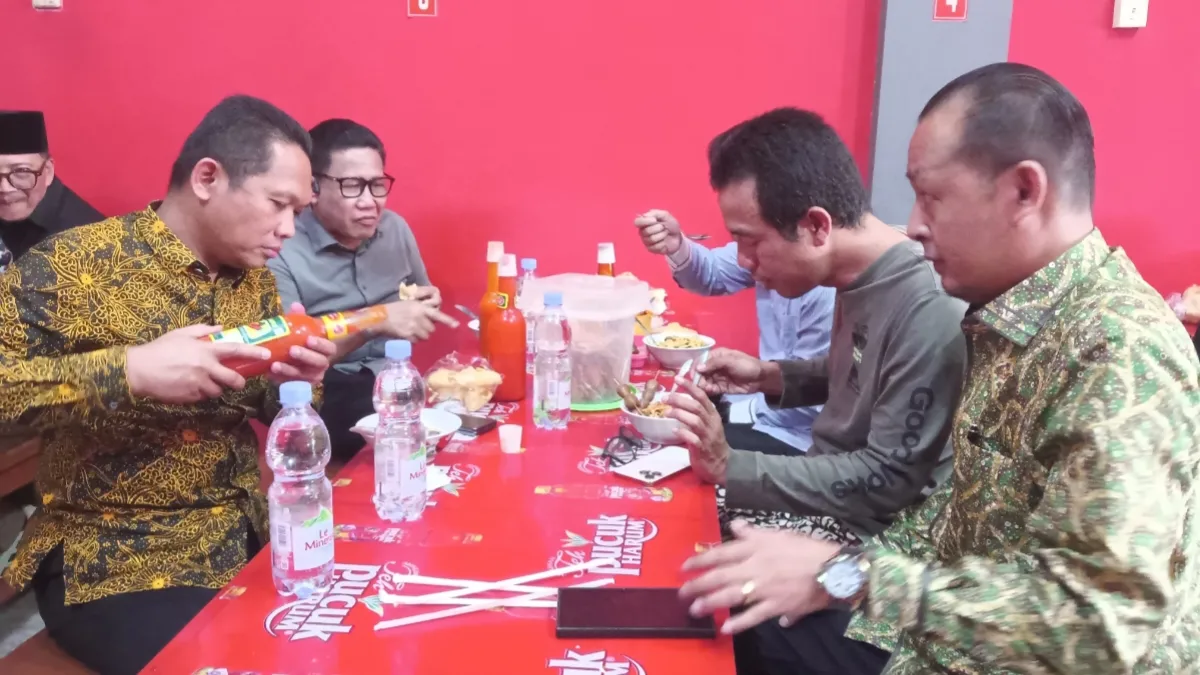 Gus Abdul Halim Iskandar makan Mie Ayam Bakso Yudhi Solo di Bojonegoro didampingi pengurus DPC PKB Bojonegoro.