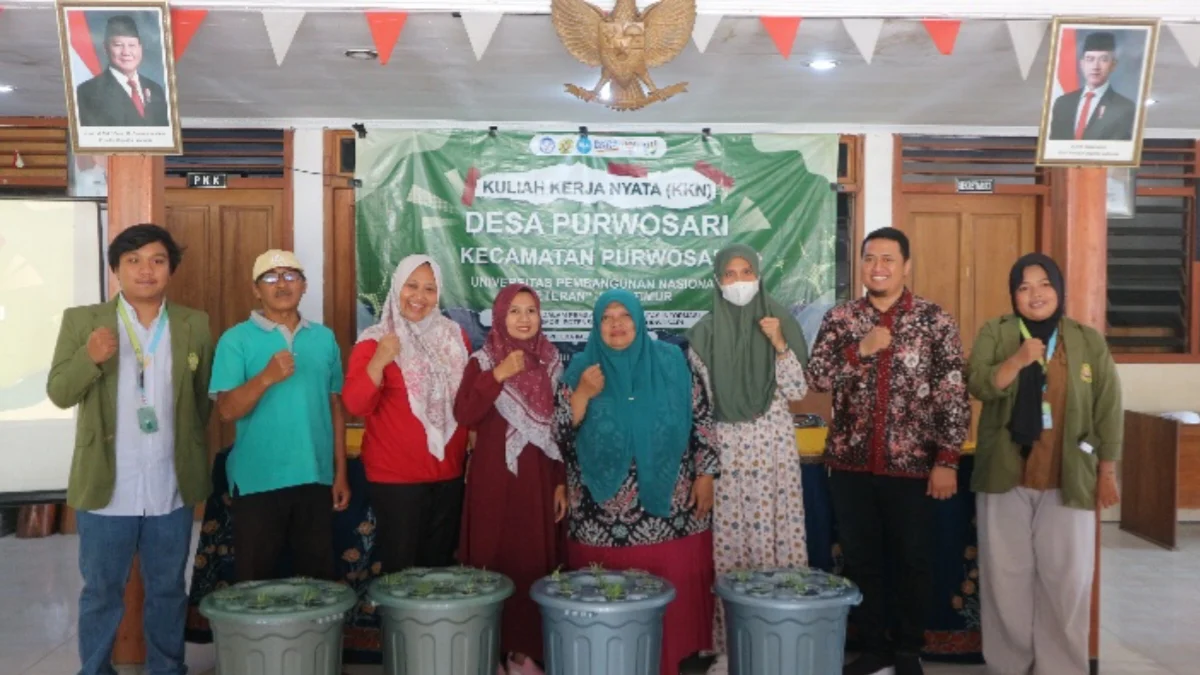 Mahasiswa KKN UPN Veteran Jatim bersama warga menunjukkan Budikdamber di Desa Purwosari Bojonegoro