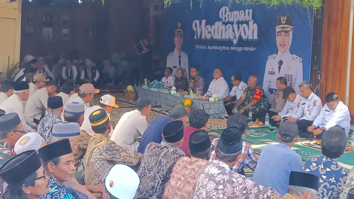 Bupati Setyo Wahono dan Wakil Bupati Bojonegoro Hj Nurul Azizah Medhayoh bersama warga Desa Cengkir Kepohbaru