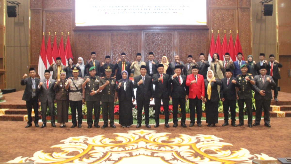 Pimpinan DPRD Bojonegoro foto bersama Bupati dan tamu undangan