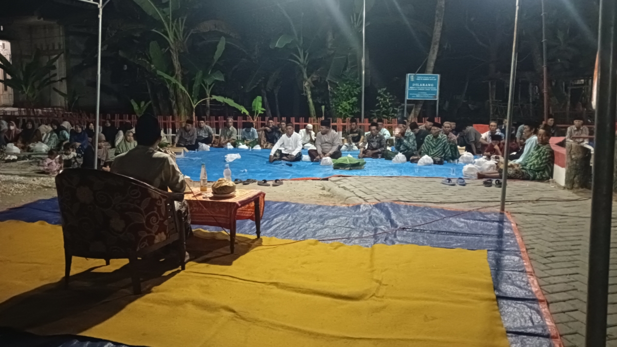 Warga Gang Mertoradji Mojoranu mengikuti peringatan Maulid Nabi