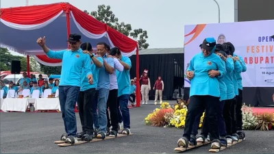 Bupati dan Wabup Bojonegoro adu bakiak di Forkab 2026