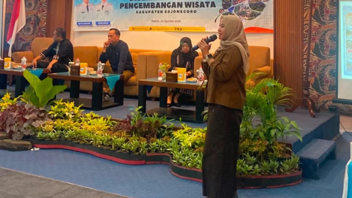 Ima Isnaini LPPM IKIP PGRI Bojonegoro mempresentasikan hasil kajian wisata
