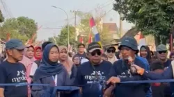 Gunting pita pembukaan jalan sehat warga Ledokkulon Bojonegoro