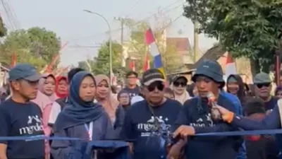 Gunting pita pembukaan jalan sehat warga Ledokkulon Bojonegoro