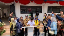 Pratikno menandatangani prasasti gedung SMPN 1 Padangan