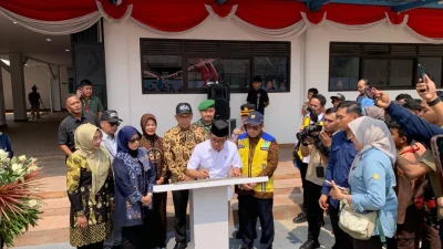 Pratikno menandatangani prasasti gedung SMPN 1 Padangan