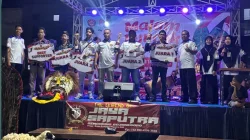 Penyerahan hadiah Fun Volley Ball Desa Ngampel