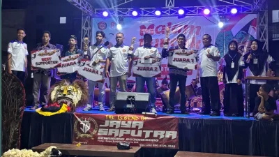 Penyerahan hadiah Fun Volley Ball Desa Ngampel