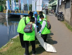 Siswa MIN 1 Jombang Turun Tangan Jaga Kebersihan Arena Muktamar NU