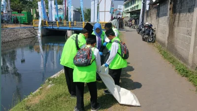 Siswa MIN 1 Jombang mengikuti Gema Sajadah di arena Muktamar NU