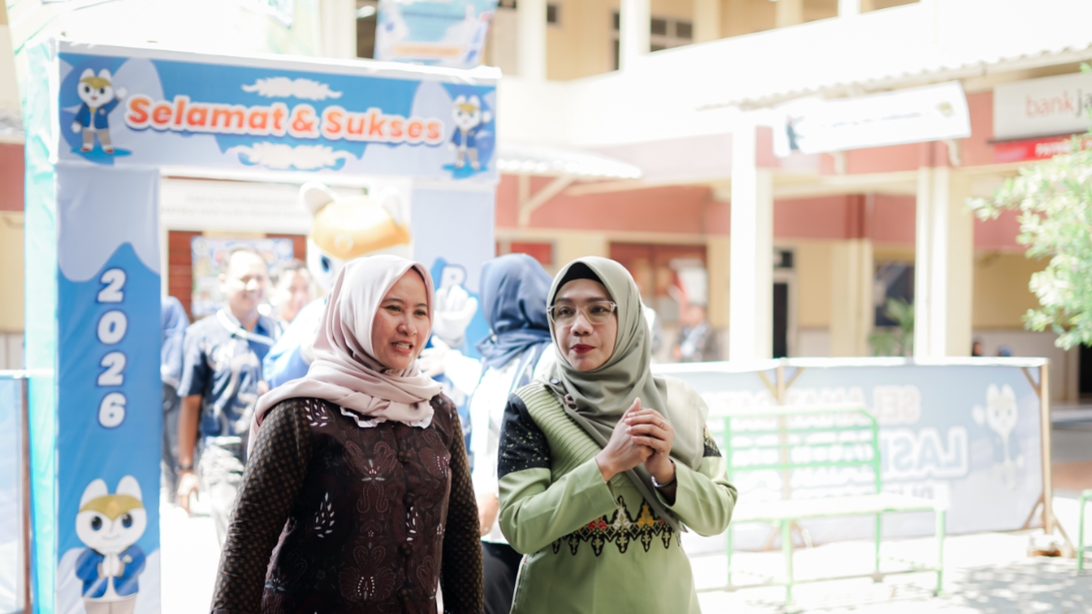 Dr. Ima Isnaini menjemput Cantika Wahono sebelum pembukaan PKKMB IKIP PGRI Bojonegoro