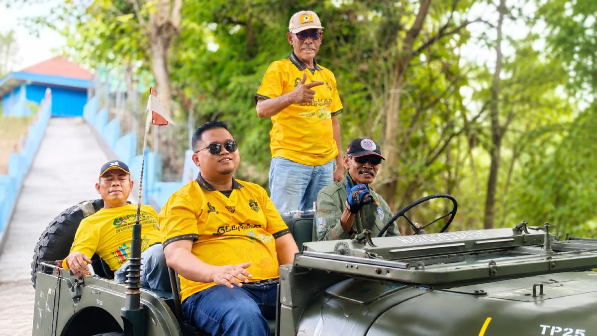 Ketua DPD Partai Golkar Bojonegoro Ahmad Supriyanto mengikuti pendidikan politik dengan konsep rapat sambil ngetrip di kawasan Geopark Wonocolo.
