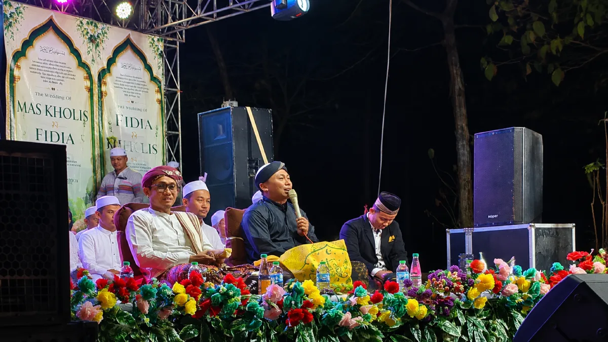Banser Satkoryon Dander mengamankan Gebyar Sholawat dalam resepsi pernikahan di Desa Sumberarum, Kecamatan Dander, Bojonegoro.