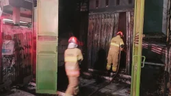 Petugas Damkarmat memadamkan kebakaran ruko di Pasar Kedungadem