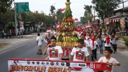 Warga RT 07 dan RT 08 Desa Sumbertlaseh mengarak gunungan hasil bumi dalam kegiatan Jalan Sehat memperingati HUT ke-81 RI.