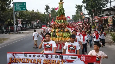 Warga RT 07 dan RT 08 Desa Sumbertlaseh mengarak gunungan hasil bumi dalam kegiatan Jalan Sehat memperingati HUT ke-81 RI.