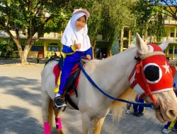 Olahraga Berkuda Jadi Pembelajaran Langka di MI Al-Rosyid, Latih Motorik dan Mental Siswa