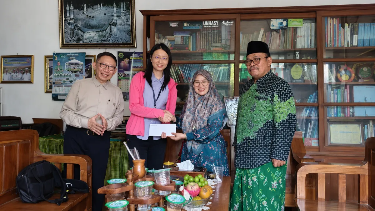 Prof Jimmy Young dari Me Care Hongkong University berkunjung ke Pondok Pesantren Al-Munawwar Bojonegoro.