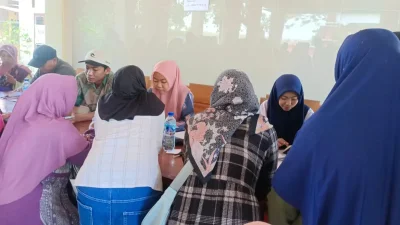 Sosialisasi digitalisasi bansos dan aktivasi IKD di Desa Buntalan