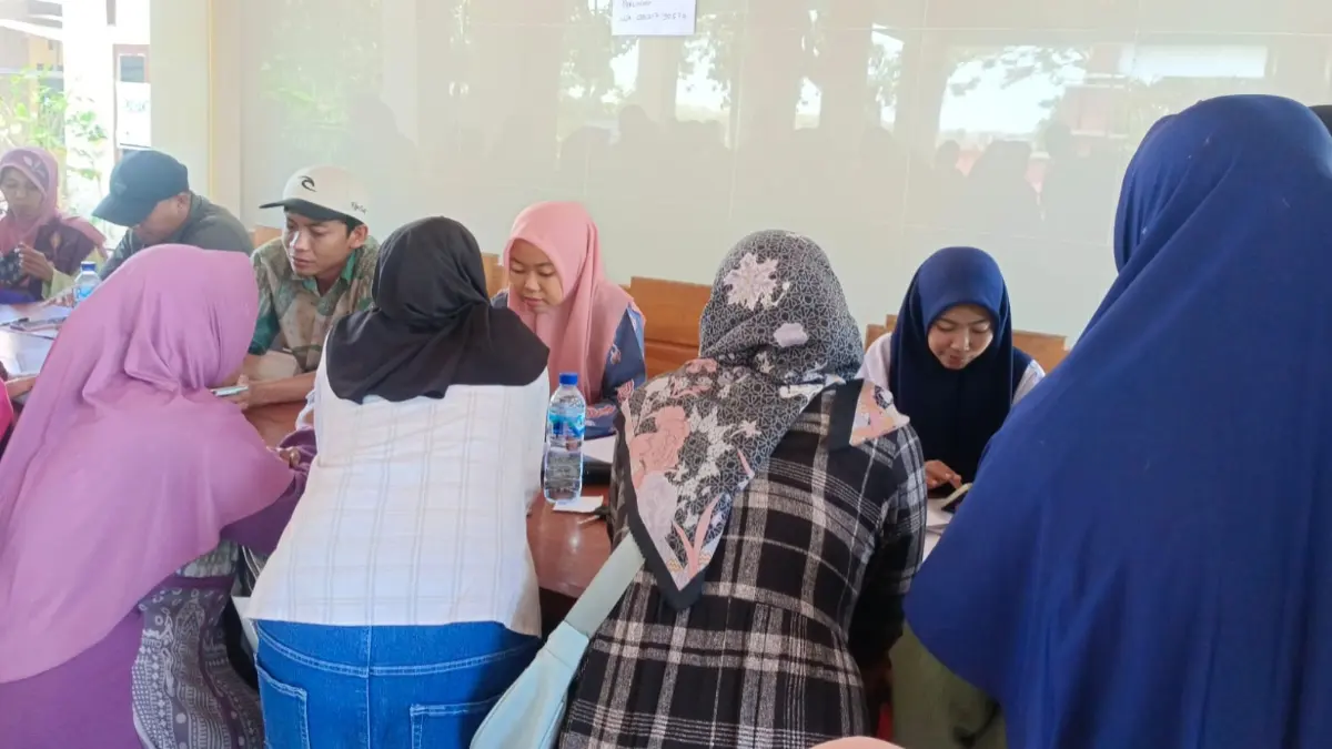 Sosialisasi digitalisasi bansos dan aktivasi IKD di Desa Buntalan