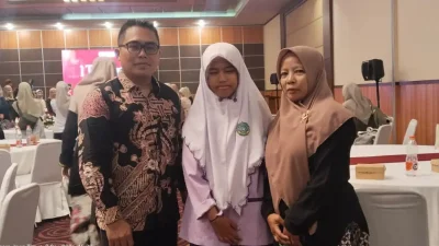 Adelia Sa'datul Hasana bersama orang tua dan pendamping