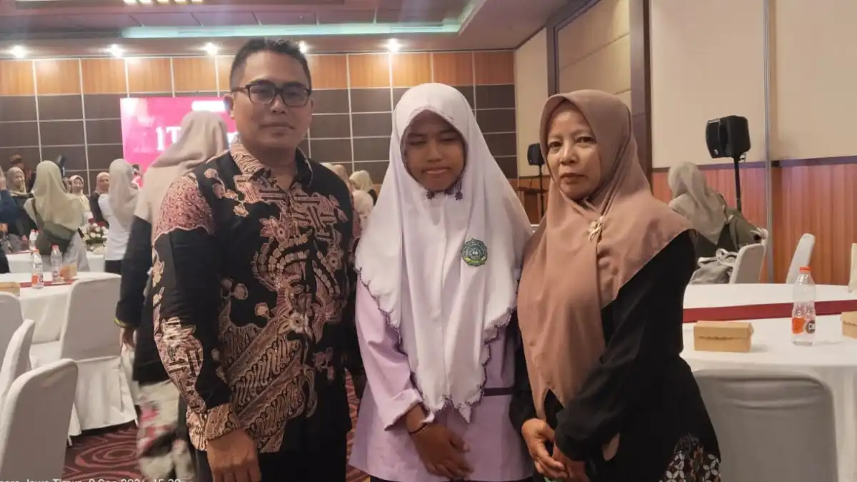 Adelia Sa'datul Hasana bersama orang tua dan pendamping